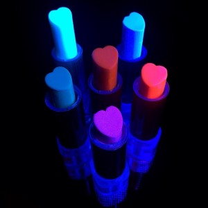 ナイトシーンの主役は譲らない♡ブラックライトで光る"キラめきコスメ"が可愛い【キュレーション記事】