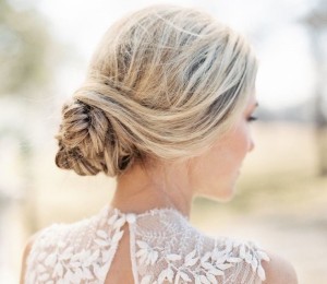 結ぶ位置を変えるだけで、上級こなれ感を演出するルーズなサイドシニヨンのお手軽なやり方【キュレーション記事】