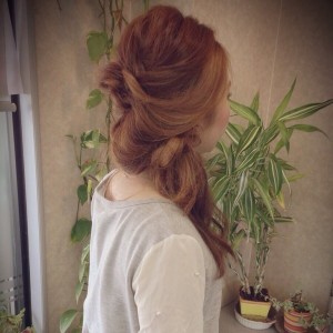 ポイントは”崩し方”◎現役美容師が教える”大人の三つ編み”の作り方【キュレーション記事】
