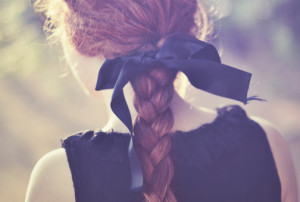 三つ編みに大人のこなれ感をプラス♡"リボン編み込み"の簡単な方法【キュレーション記事】