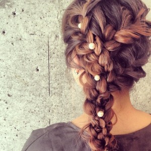 いつもと同じアレンジでも『パール付きのヘアピン』を使うことでワンランク上の大人可愛いアレンジに大変身☆【キュレーション記事】