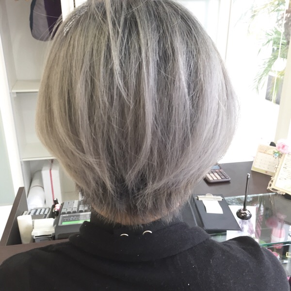 これは最強 髪を白くしたい方必見の外国人風シルバーグレーの神カラー すずなちゃん の髪 大阪 豊中 美容院 外国人風カラーアッシュカラーが得意な本田晋一のブログ