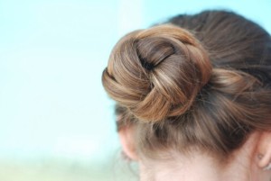 【冬までには覚えたい。NEWテクニック簡単“トップノットヘアー“作り方】キュレーション記事