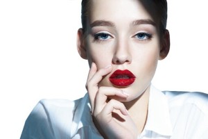 SNSで話題！手持ちの口紅がランクアップする「RMKのブルーグロス」♡【キュレーション記事】