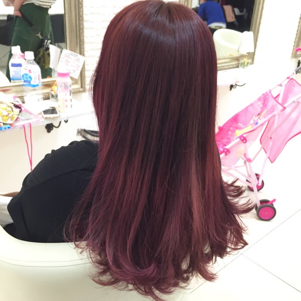 レッドバイオレットの赤紫のダブルカラーでお洒落に まゆこさん の髪