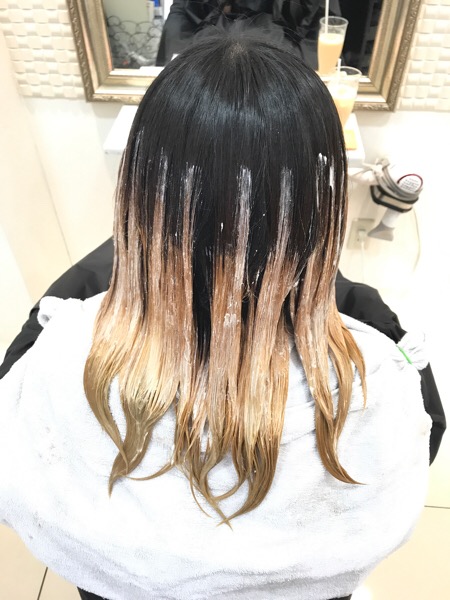 大阪で毛先を白くするシルバーグレーのグラデーションカラー みくさん の髪