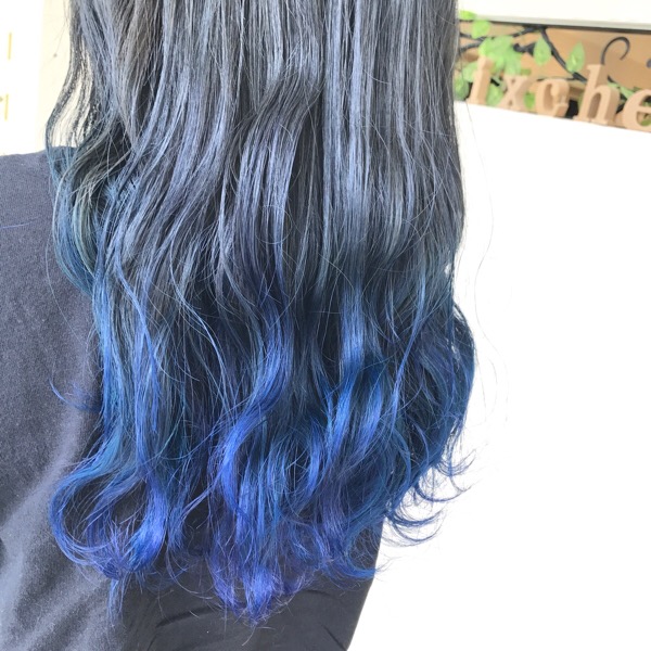 大阪でアールブリーチを使った青のブルーグラデーションカラー