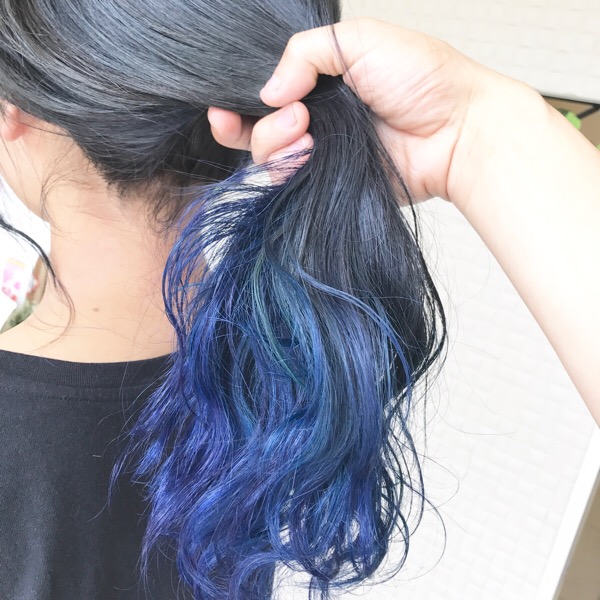 大阪でアールブリーチを使った青のブルーグラデーションカラー きょうかさん の髪