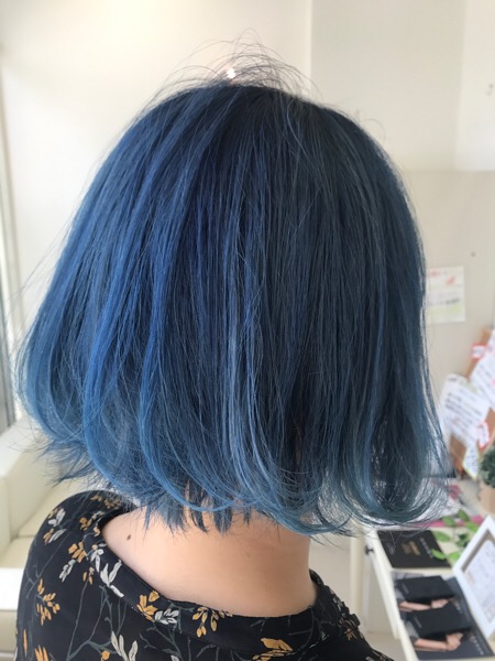 マニックパニックプロフェッショナルのブルーベルベットの青カラー みきさん の髪