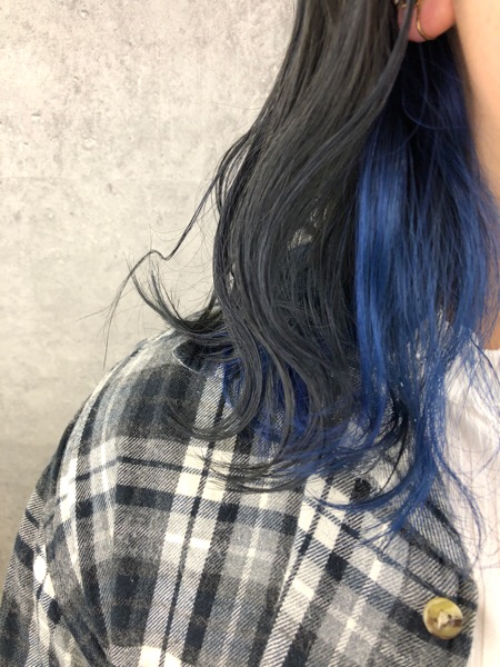 関西で青のインナーカラーと濃厚ブルーアッシュなお洒落カラー きょうこさん の髪
