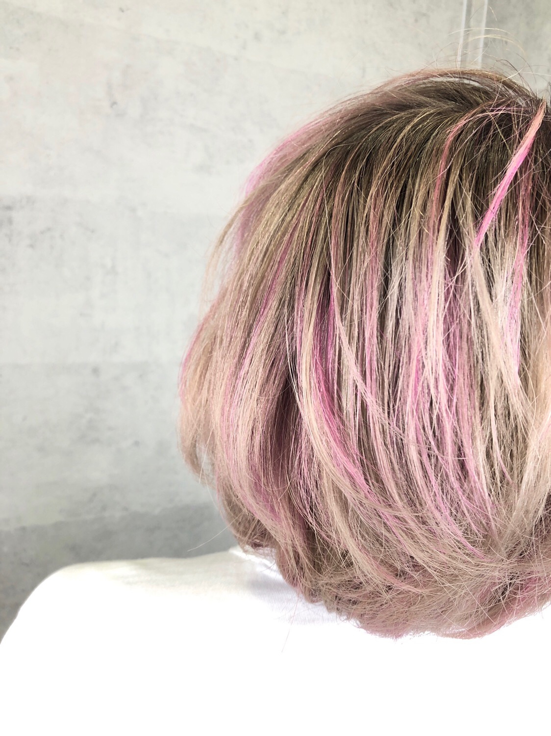 白髪を染めながらピンクのハイライトでお洒落すぎるデザインカラー えりこさん の髪