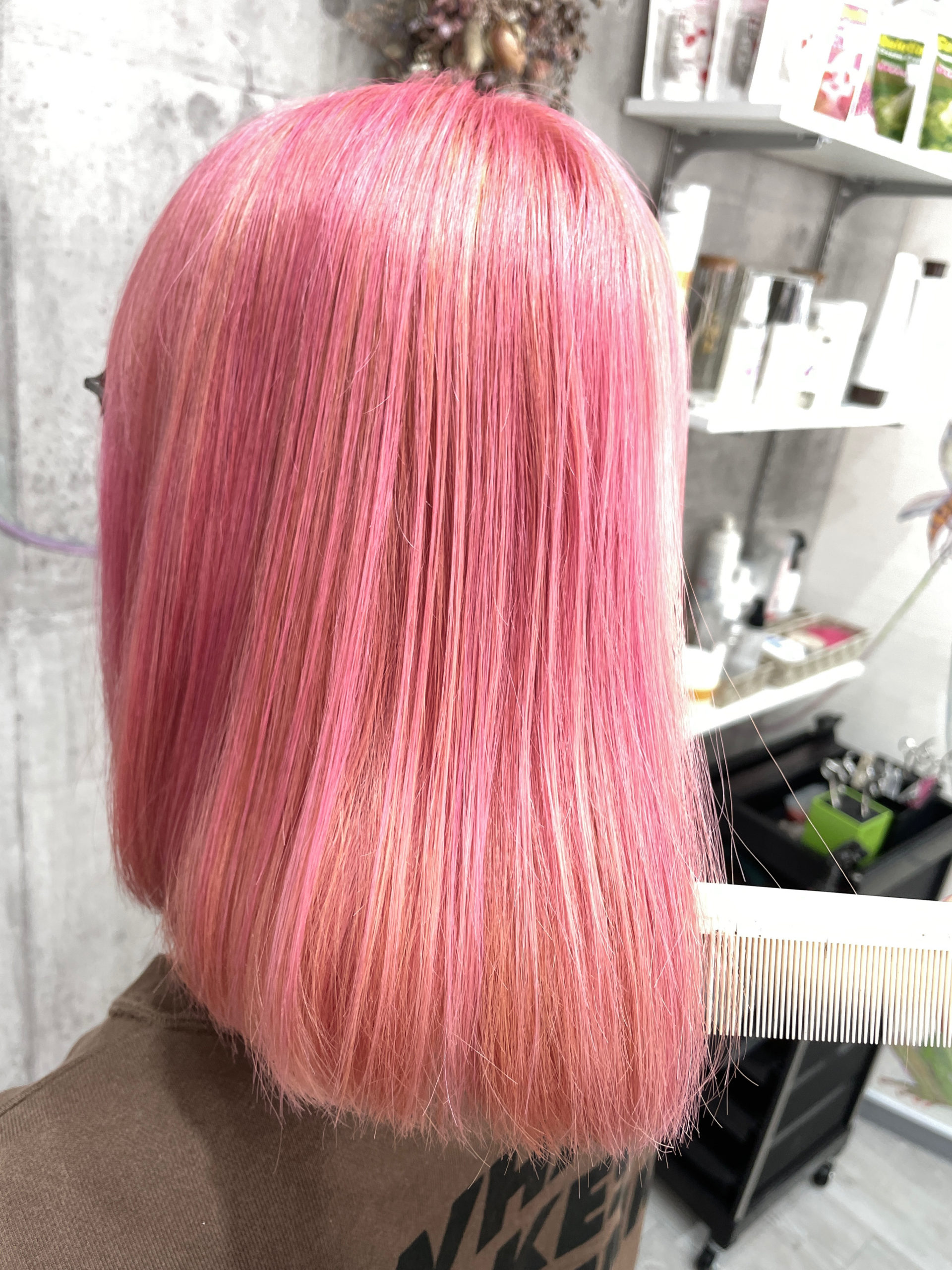 大阪豊中カラトリで淡いピンクとインナーカラーでお洒落デザインカラー みさとさん の髪